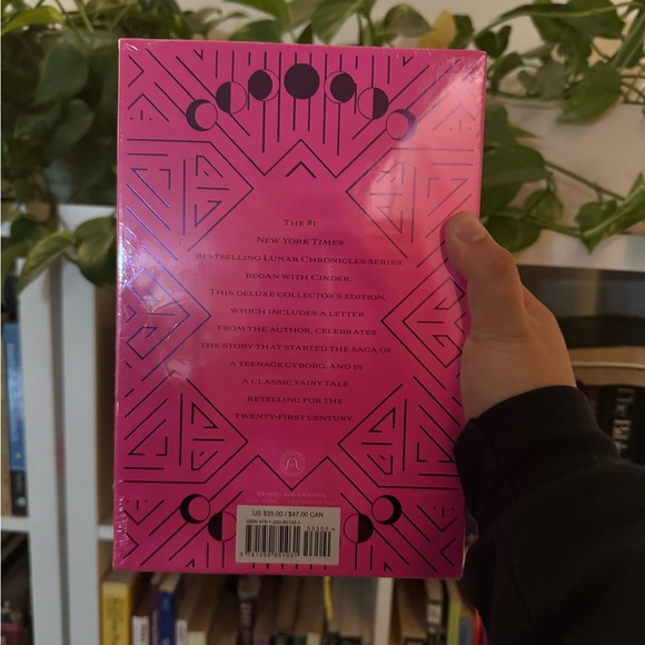 CINDER by Marissa Meyer - Picture 3 of 7